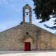 La facciata si sviluppa infatti in orizzontale ed � sormontata da un alto campanile a vela...